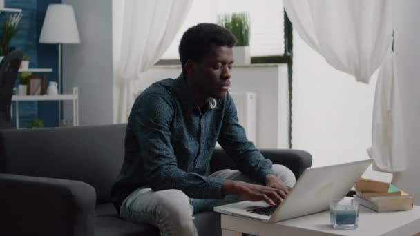 Trabajando desde casa hombre negro en apartamento plano — Vídeos de Stock