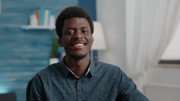 Close-up portret van charmante knap Afrikaans amerikaanse man glimlachen naar camera — Stockvideo