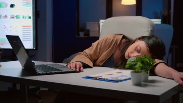 Уставшая деловая женщина спит на столе в офисе стартапа — стоковое видео