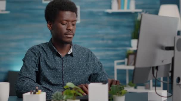 Bilgisayarda çalışan siyah Afrikalı Amerikalı adamın yakın plan portresi. — Stok video