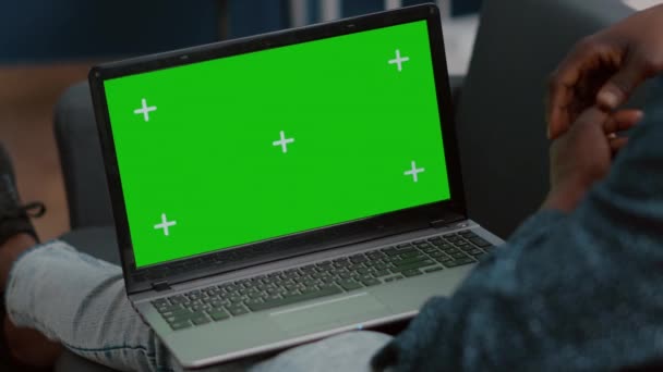 緑の画面のラップトップディスプレイのモックアップを閉じる — ストック動画