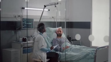 Tıbbi ekip hayati önem taşıyan hastayı izliyor. Kalp atış hızını kontrol ediyor, sıvı enjekte ediyor.