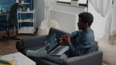İnternet sitesindeki uzak Afrikalı Amerikalı işçi patronuyla internet üzerinden konuşuyor.