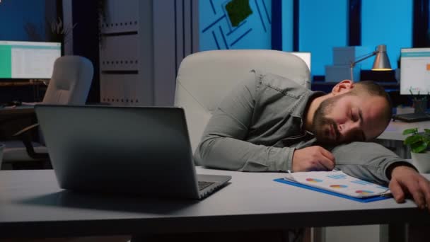 Vyčerpaný přepracovaný podnikatel spící na stole v startup business office — Stock video