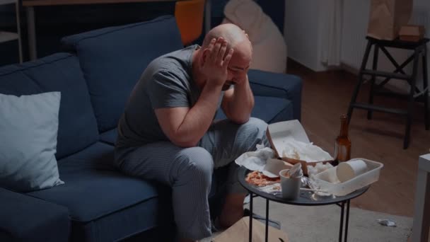 Homme seul stressé avec mal de tête se sentant vulnérable — Video