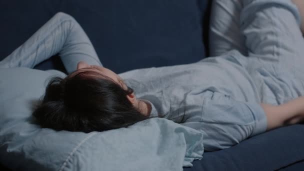 Deprimeret bekymret følelsesmæssigt ustabil sårbar kvinde stirrer ud i rummet – Stock-video