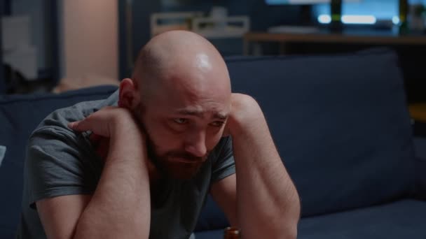 Close-up van psychotische alleen gefrustreerde man staren in de ruimte met tranen — Stockvideo