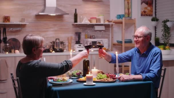 Para ciesząca się romantyczną kolacją — Wideo stockowe
