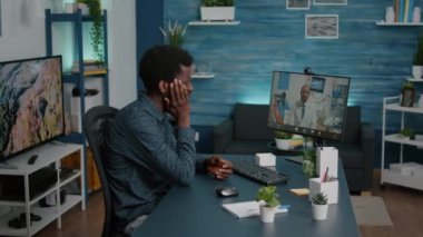 Tıbbi stomatolog tavsiyesi arayan dişleri ağrıyan siyah bir adam.