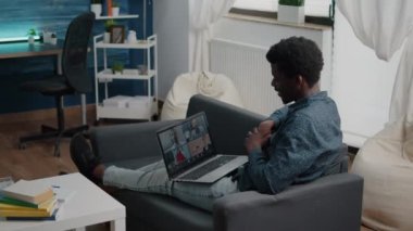 Afrikalı Amerikalı etnik adam internet üzerinden bağlantı kurmak için online konferans webcam iletişimini kullanıyor