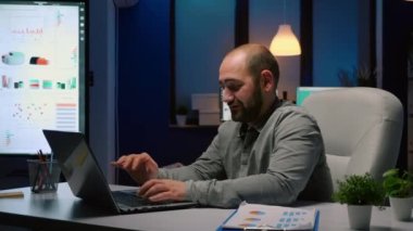 Bitkin işadamı finans şirketinin son teslim tarihinde fazla mesai yapıyor.