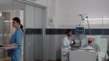 Afro-Amerikalı doktor hastalığa karşı ilaç tedavisini tartışıyor