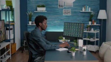 Şifreli döviz borsalarına giren adam borsa işlemlerinde hisse senedi indeksini kontrol ediyor