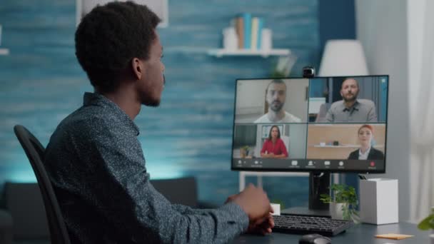 Foco seletivo no homem afro-americano na chamada de vídeo conferência on-line — Vídeo de Stock