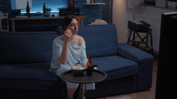 Verblüffte Frau schaut sich Film im Fernsehen an und überrascht Mimik — Stockvideo