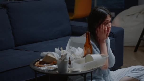 Traurig depressive Frau auf dem Boden sitzend und verzweifelt schwankend — Stockvideo