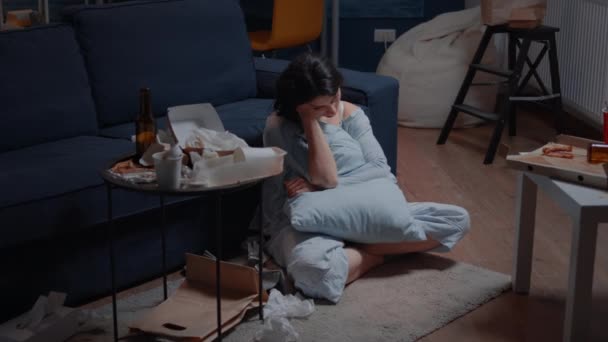 Oběť s duševními problémy, cítí se osamělá — Stock video