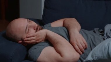 Üzgün, yalnız bir adam bir ayrılık yaşıyor, kaybolmuş görünüyor.