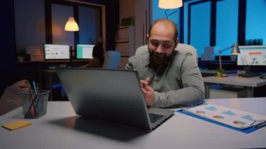 Yorgun iş adamı uzak çalışanlarla pazarlama tarihi projesini tartışıyor