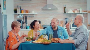 Yemek boyunca konuşan adam.