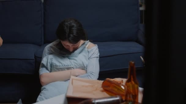 Deprimida triste mujer desesperada sentada en el suelo en la habitación abrazando almohada — Vídeo de stock