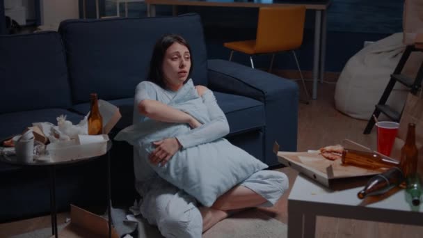 Stresset, deprimeret kvinde græder sidder i beskidt værelse – Stock-video