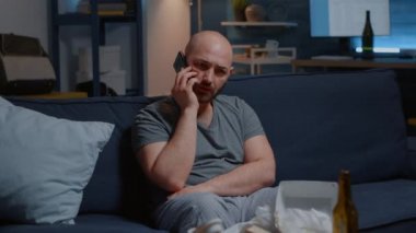 Akıllı telefondan konuşan, trajedi haberlerini hatırlayan genç bir kadının şok olmuş yüzü.