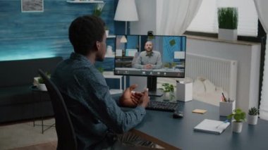 İnternet üzerinden sohbet eden Afrikalı Amerikalı bir adam.