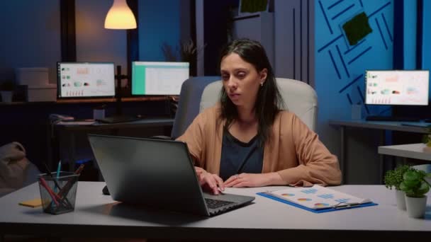 Pengusaha wanita workaholic yang kelelahan sedang memeriksa strategi pemasaran di kantor startup — Stok Video