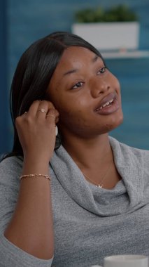 Siyahi öğrenci online video konferansı sırasında matematik profesörüyle tartışıyor