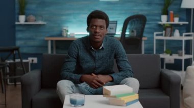 POV çalışanı internet üzerinden iş arkadaşlarını selamlıyor.