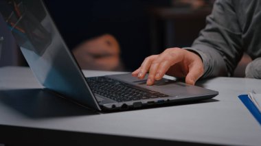 Yönetici ellerinin yakın plan görüntüsü müzakere e- postalarına yanıt veriyor