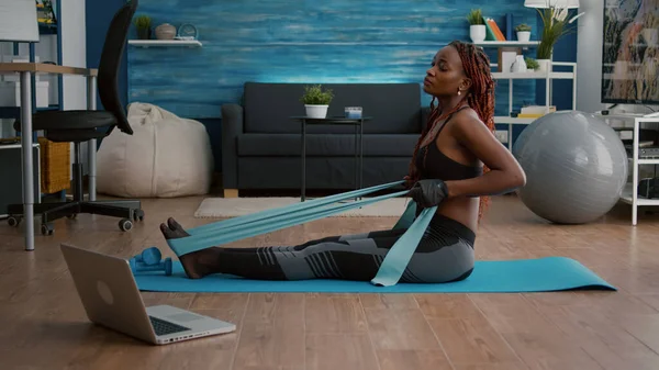 Athetic black donna in abbigliamento sportivo guardando aerobica allenamento sportivo online — Foto Stock