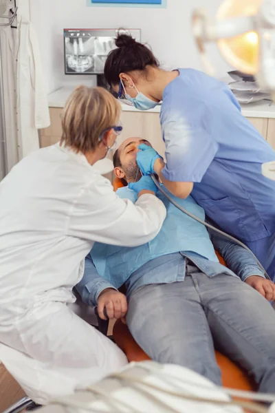 シニア女性歯科医チェックとともにミラー病気患者の健康 — ストック写真