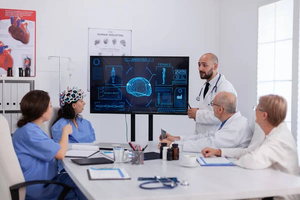 병원 의료진은 센서가 달린 헤드폰을 사용하여 뇌 활동 연구를 하고 있다 — 스톡 사진