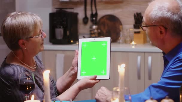 Yeşil ekran tabletli yaşlı çift — Stok video
