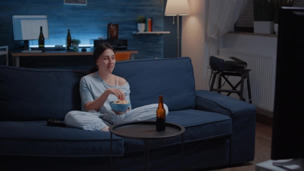 Relájate mujer en pijama comiendo palomitas viendo la televisión, — Vídeo de stock