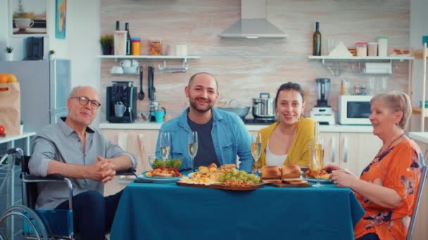 Familie en geïmmobiliseerde grootvader met een videogesprek — Stockvideo