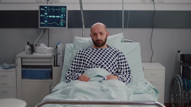 Potrait of sick man resting in bed waiting for respiratory treatment — Stock Video