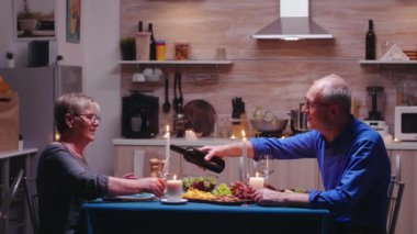 Son sınıf çift romantik randevu gecesi.