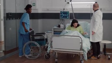 Hastane koğuşunda tedavi gören terapist doktor kalp atışını izliyor.