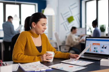 Şirket yönetimini finansal istatistikleri analiz ederek başlat