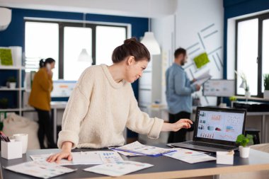 Yeni mali strateji üzerinde çalışan iş analisti