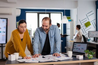 Şirketin çok ırklı yönetimi önemli bir proje üzerinde çalışıyor.