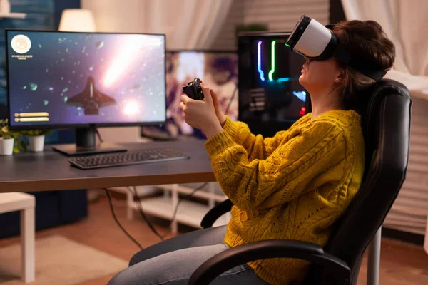 Professionele gamer met virtual reality headset met draadloze controller — Stockfoto