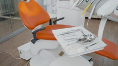 Stomatoloji diş cerrahisi için tıbbi aletlerin yakın çekim görüntüleri hazır.
