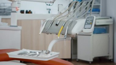 Modern parlak ofiste tıbbi stomatoloji ekipmanlarını kapatın.