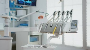 Tıbbi stomatoloji ortodonti bürosundaki diş imalatına yakın çekim