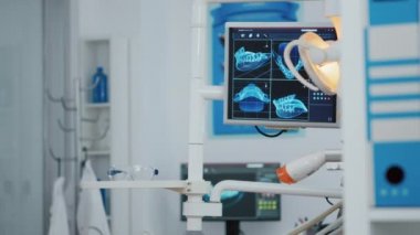 Üzerinde x ışını resimleri olan tıbbi ortodontist görüntüsünü kapat