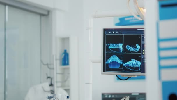 Gros plan de la radiographie dentaire sur moniteur en stomatologie moderne orthodontie hôpital bureau lumineux. — Video